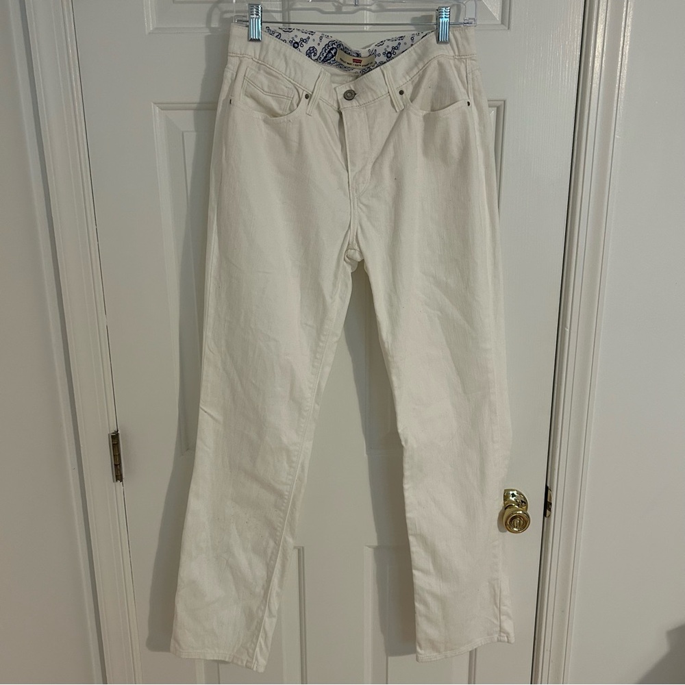White Levi’s straight leg jeans size 10